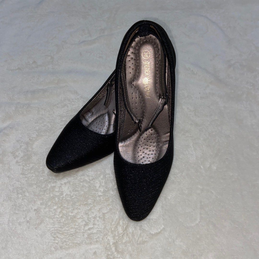 Black Heels (Category: Heels) located in Manila. Submitted by sshshm (Listing ID 1402020005, Image 2). Description: - Black pointed-toe heels - Low heel - Cushioned insole for comfort - Ideal for formal wear or adding sophistication.