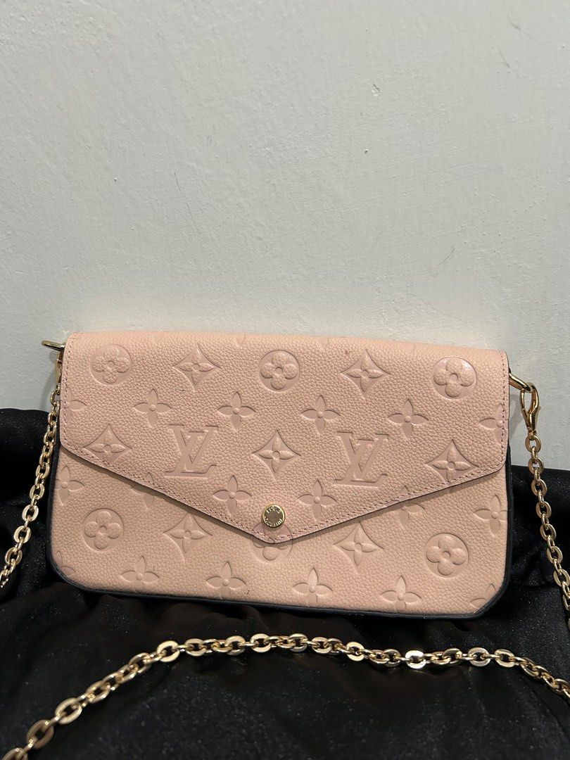 Bundle bag (Category: Shoulder Bags) located in Pekan. Submitted by prelovedbyhn___ (Listing ID 1401957144, Image 1). Description: Tapak 20-21cm Comes with pouch & slot card.