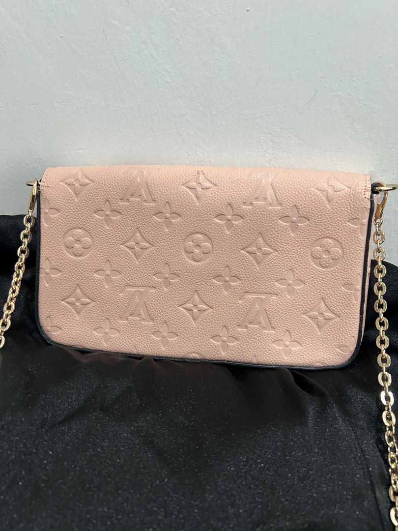 Bundle bag (Category: Shoulder Bags) located in Pekan. Submitted by prelovedbyhn___ (Listing ID 1401957144, Image 2). Description: Tapak 20-21cm Comes with pouch & slot card.