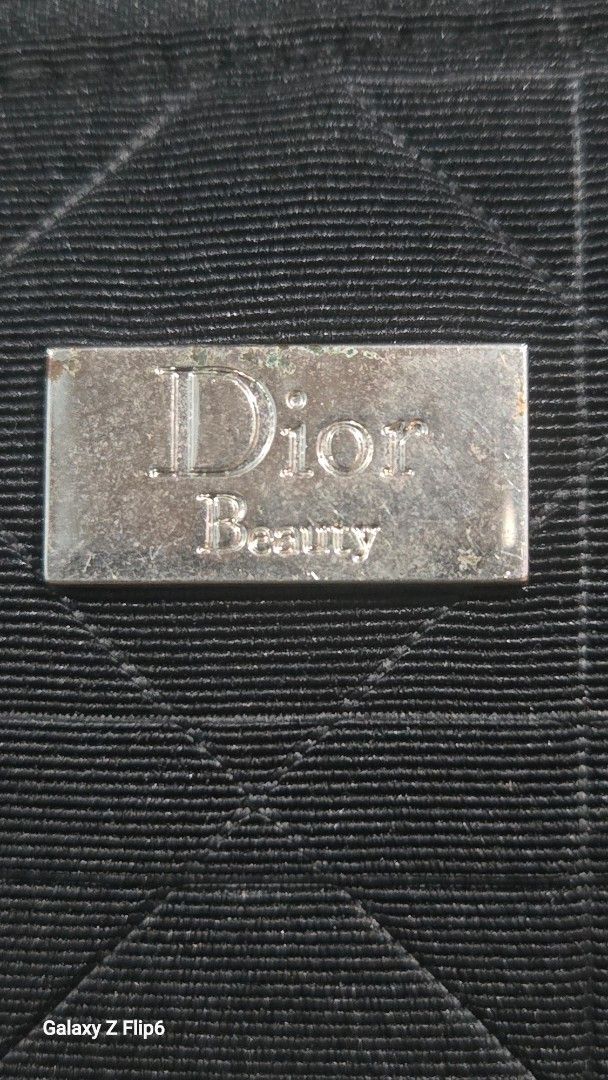 Chistian dior (Category: Luxury Bags & Wallets) located in Manila. Submitted by ritzselect26 (Listing ID 1402093707, Image 3). Description: dior beauty cosmetic bag no issue negotiable m.o.p.-gcadh/paymaya courier-jrs/jnt/lalamove.