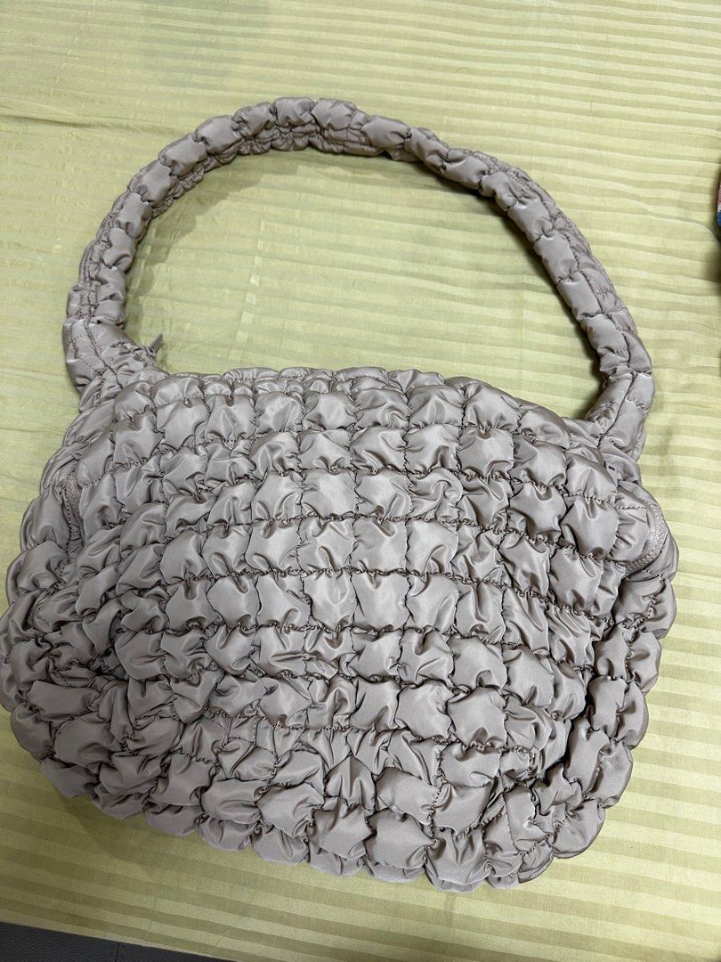 Cloud Bag (Category: Shoulder Bags) located in Quezon City. Submitted by sofia0228 (Listing ID 1401958004, Image 1). Description: - Padded shoulder bag - Single handle - Zipper closure - Interior pocket - Neutral color - Stylish and practical for everyday use Imported from HK.