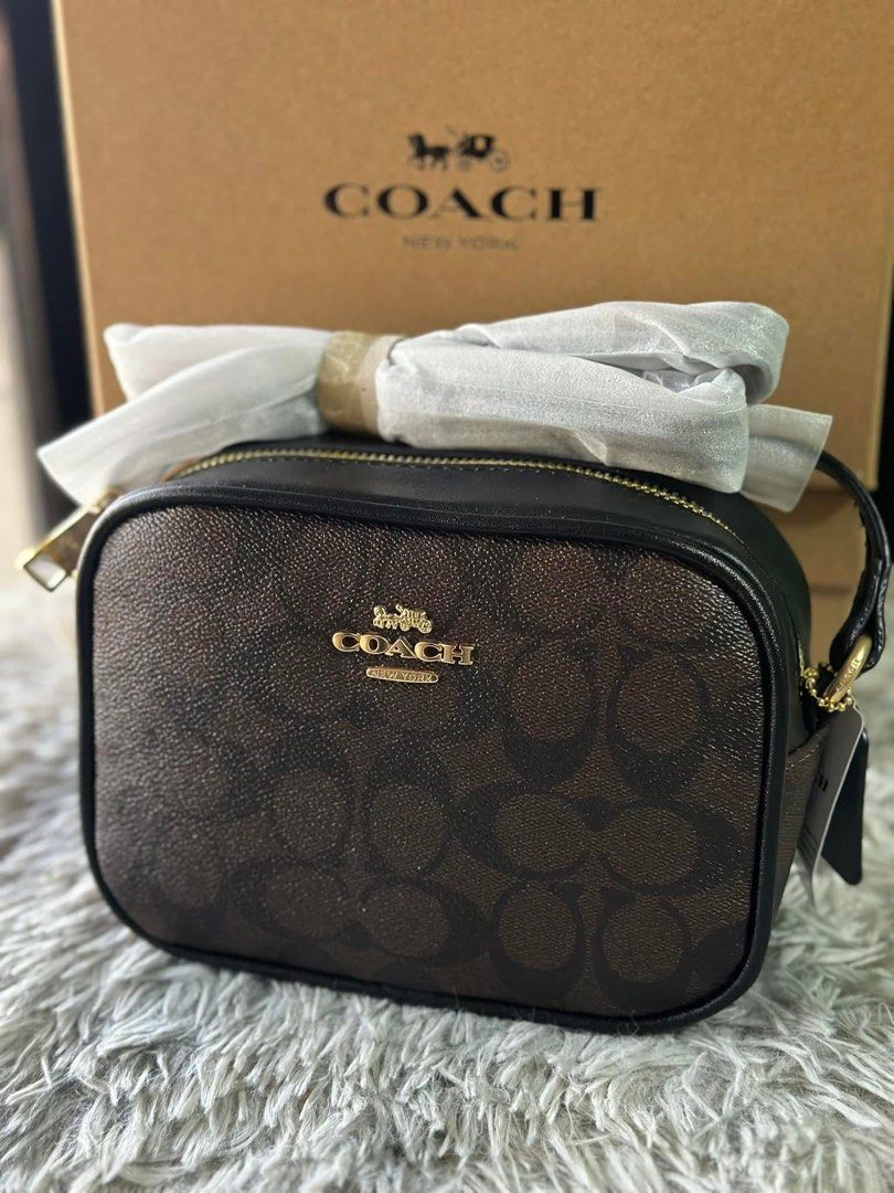 Coach Camera Bag Brown Signature with box (Category: Luxury Bags & Wallets) located in San Fernando. Submitted by smjhsmnlzcn (Listing ID 1402072209, Image 1). Description: - Coach camera bag - Brown signature print - Zip closure - Detachable strap - Gold-tone hardware - Coach logo on front - Includes original box.