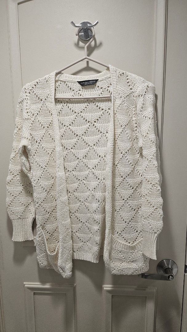 DOROTHY PERKINS Cream Sweater (Category: Coats, Jackets and Outerwear) located in Quezon City. Submitted by newturtle-d2e3 (Listing ID 1402038887, Image 1). Description: Size: XS.