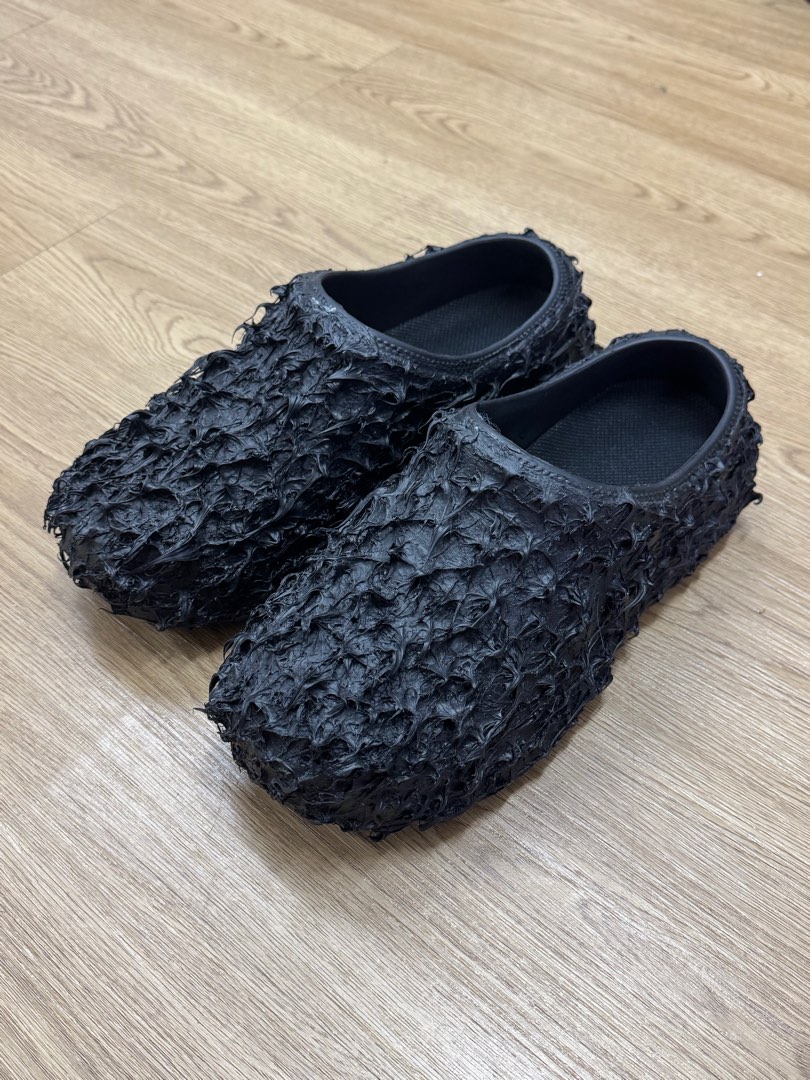 Drath Vader Alien Textured Black Clogs, Men's Fashion, Footwear, Casual ...