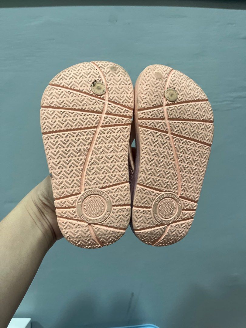 Fitflop Baby Sandals (Category: Babies & Kids Fashion) located in San Pablo. Submitted by lalyyy (Listing ID 1402062489, Image 3). Description: - Preloved (Brand new condition) pink Fitflop baby sandals - Size: 7/8c (24) - Features a secure strap - Comes with original box and tag.