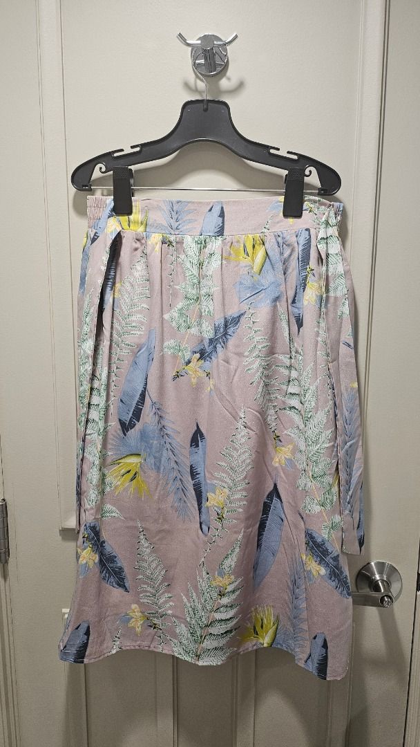 FORME Pink Floral Skirt (Category: Skirts) located in Quezon City. Submitted by newturtle-d2e3 (Listing ID 1402025854, Image 1). Description: Size: Medium Approximately below the knee for 5'4" Elastic waistband with ribbon.