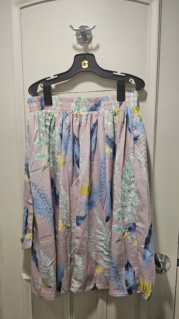 FORME Pink Floral Skirt (Category: Skirts) located in Quezon City. Submitted by newturtle-d2e3 (Listing ID 1402025854, Image 2). Description: Size: Medium Approximately below the knee for 5'4" Elastic waistband with ribbon.
