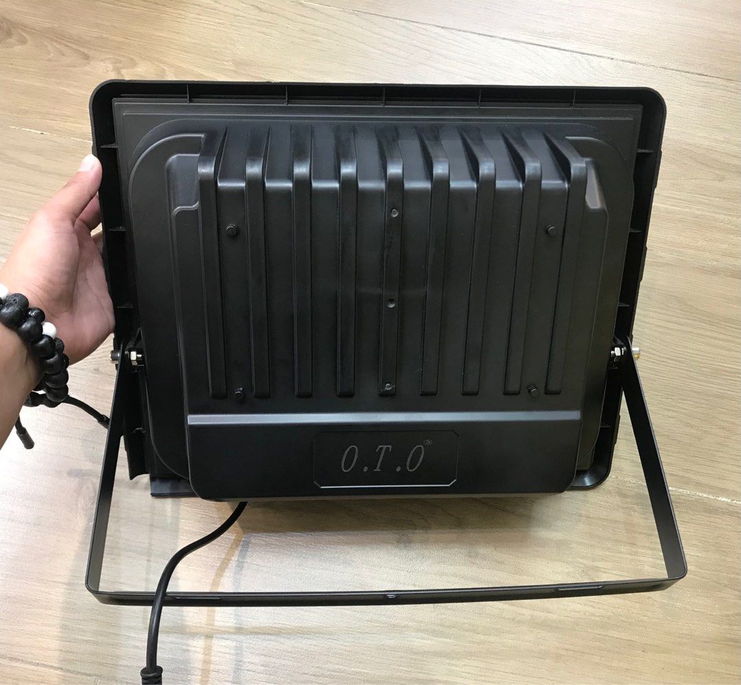 GD-Solar Flood Light GD-10400 - 400W (Category: Lighting) located in Manila. Submitted by o.t.o_solar_xinmey_lighting (Listing ID 1401976807, Image 2). Description: GD-Solar Flood Light, model GD-10400. It is a 400W solar light with an IP67 rating. The package includes the solar panel, the flood light, and a remote control. It is powered by nature..