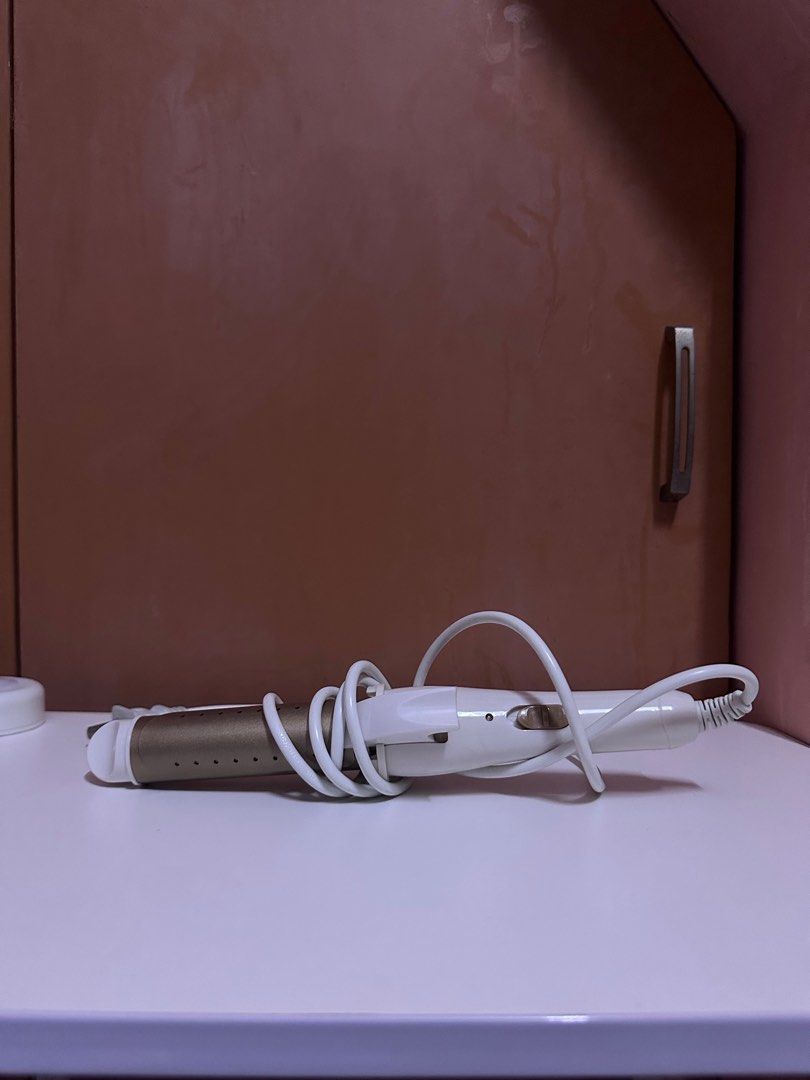 Hair Curler/Straightener (Category: Hair) located in San Jose del Monte. Submitted by tigercattt (Listing ID 1402045945, Image 1). Description: 100 php + sf. Ilang beses lang nagamit. No issues, works good..