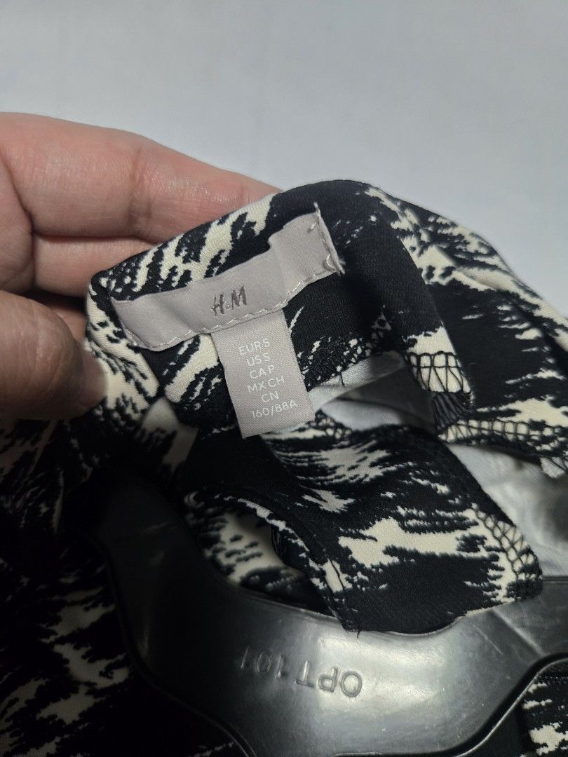 H&M Black and White Dress (Category: Dresses) located in Manila. Submitted by shla.dln (Listing ID 1401971399, Image 2). Description: - H&M dress - Black and white pattern - Fitted style - Size available on tag - Perfect for various occasions.