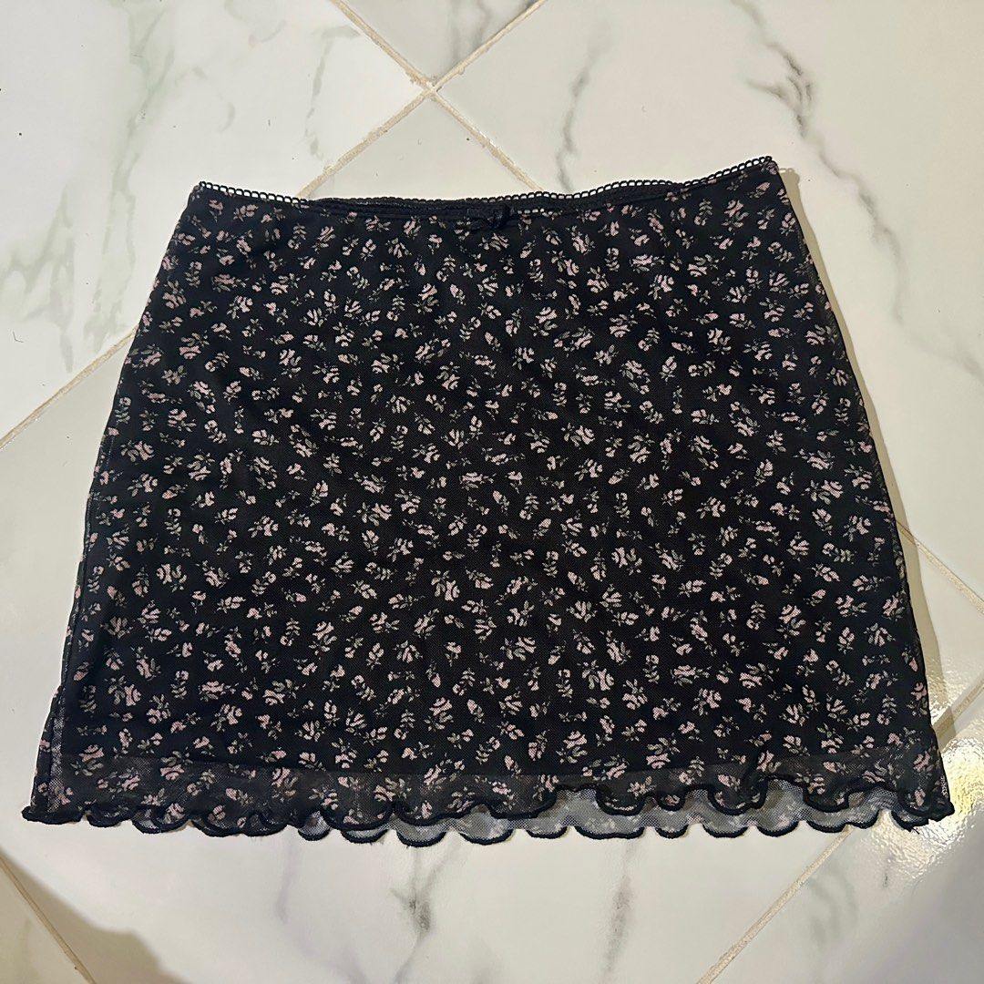 H&M Divided Floral Mini Skirt (Category: Skirts) located in Manila. Submitted by cchaiprincess (Listing ID 1401948471, Image 1). Description: can send ww used this once as a top.