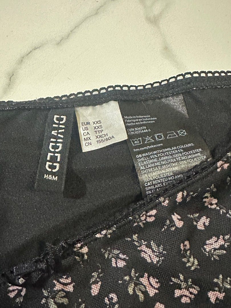 H&M Divided Floral Mini Skirt (Category: Skirts) located in Manila. Submitted by cchaiprincess (Listing ID 1401948471, Image 2). Description: can send ww used this once as a top.
