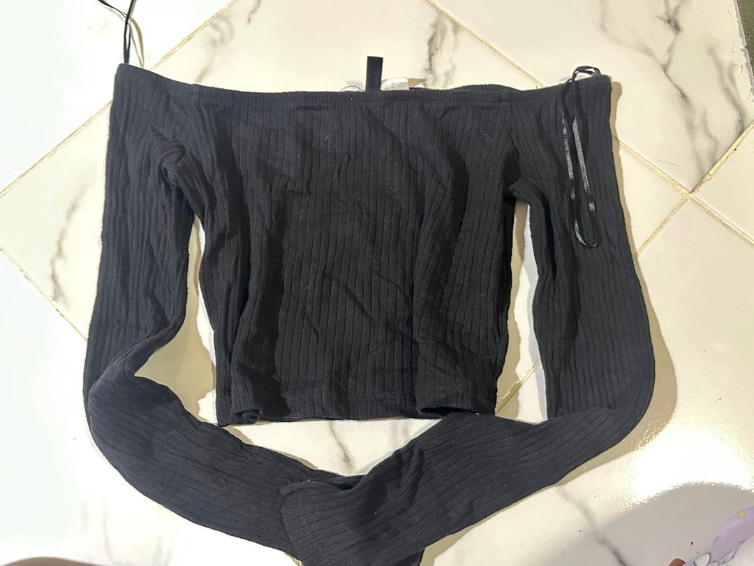 H&M Divided Off-Shoulder Ribbed Top (Category: Sleeveless) located in Manila. Submitted by cchaiprincess (Listing ID 1401948470, Image 1). Description: - H&M Divided off-shoulder top - Size: Medium - Features: Long sleeves, ribbed texture - Versatile for various occasions - Comfortable fabric - Flattering fit.