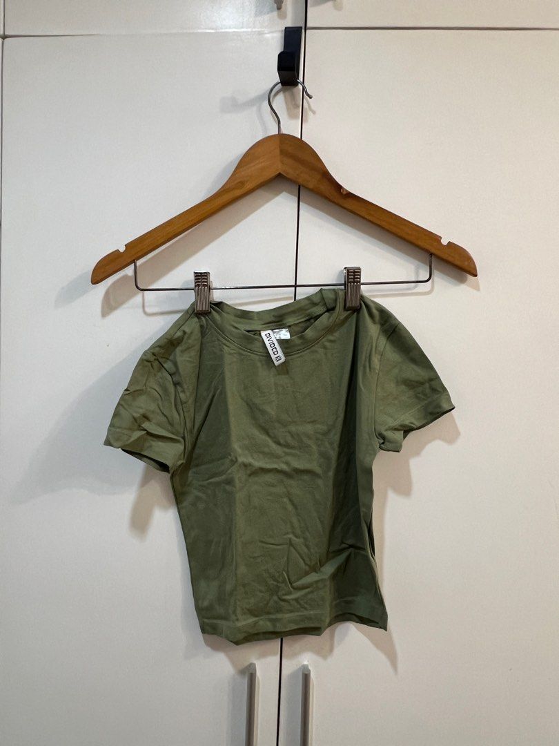 h&m olive green baby tee (Category: Shirts) located in Paranaque City. Submitted by spacec0wgal (Listing ID 1402025589, Image 1). Description: tbh i dont think i was able to use this best fits xs-s rfs decluttering slightly nego versatile can ship thru grab lalamove or jnt.
