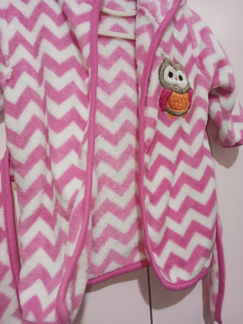 Infant/Toddler Chevron Owl Bathtobe (Category: Babies & Kids Fashion) located in Quezon City. Submitted by whimscaprices (Listing ID 1402028343, Image 3). Description: AUGUST SALE: SELLING LOW AT 50. - Pink and white chevron patterned infant/toddlers' robe - Features a cute owl applique - Comes with a matching belt - Made from soft, plush material - Keeps your child cozy and warm Size: 1 month to 12 months Condition: 10/10 RFS: Decluttering big t