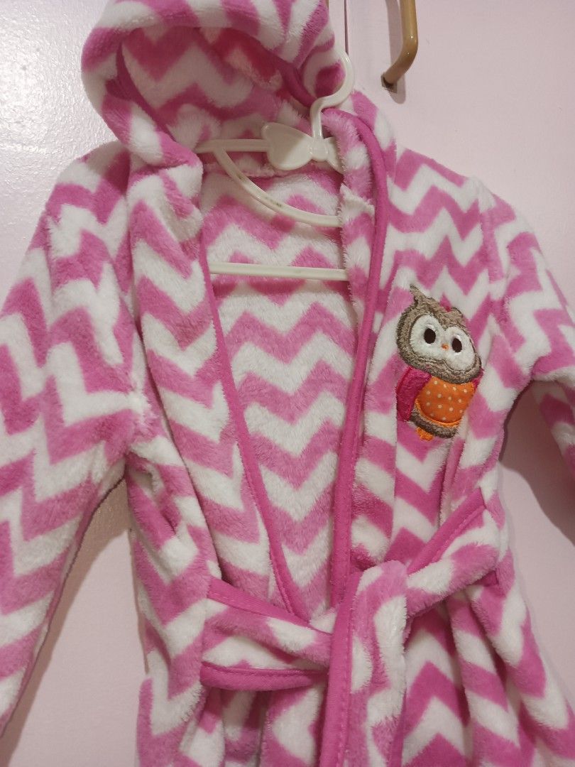 Infant/Toddler Chevron Owl Bathtobe (Category: Babies & Kids Fashion) located in Quezon City. Submitted by whimscaprices (Listing ID 1402028343, Image 2). Description: AUGUST SALE: SELLING LOW AT 50. - Pink and white chevron patterned infant/toddlers' robe - Features a cute owl applique - Comes with a matching belt - Made from soft, plush material - Keeps your child cozy and warm Size: 1 month to 12 months Condition: 10/10 RFS: Decluttering big t