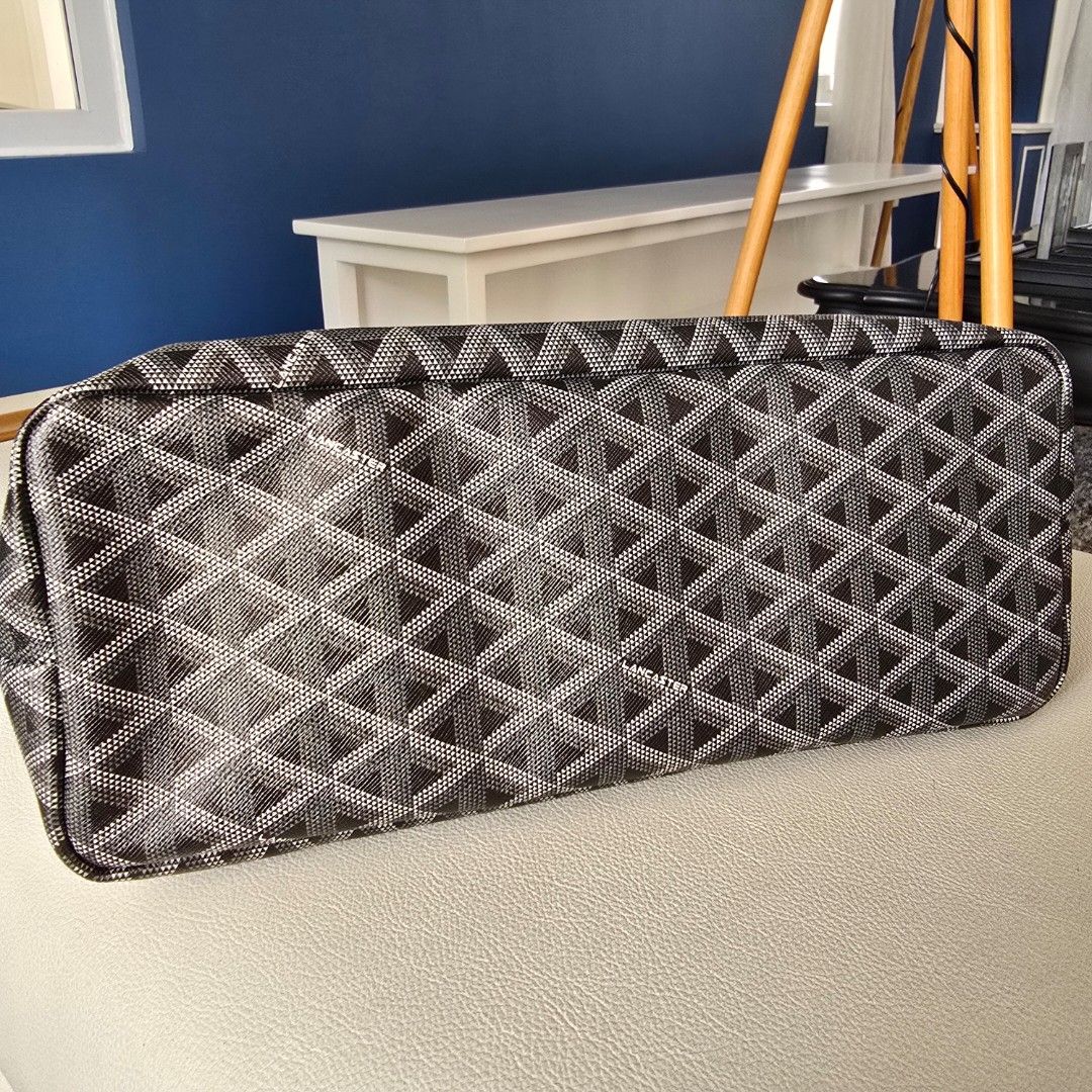 Lancaster Paris Ikon Black Medium Tote Bag (Category: Luxury Bags & Wallets) located in Paranaque City. Submitted by portodimoda (Listing ID 1401949831, Image 2). Description: AUTHENTIC!!! Noir, comes with a dustbag only .