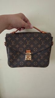 (Category: ) located in . Submitted by sizzums_closet (Listing ID 1401968599, Image 1). Description: .