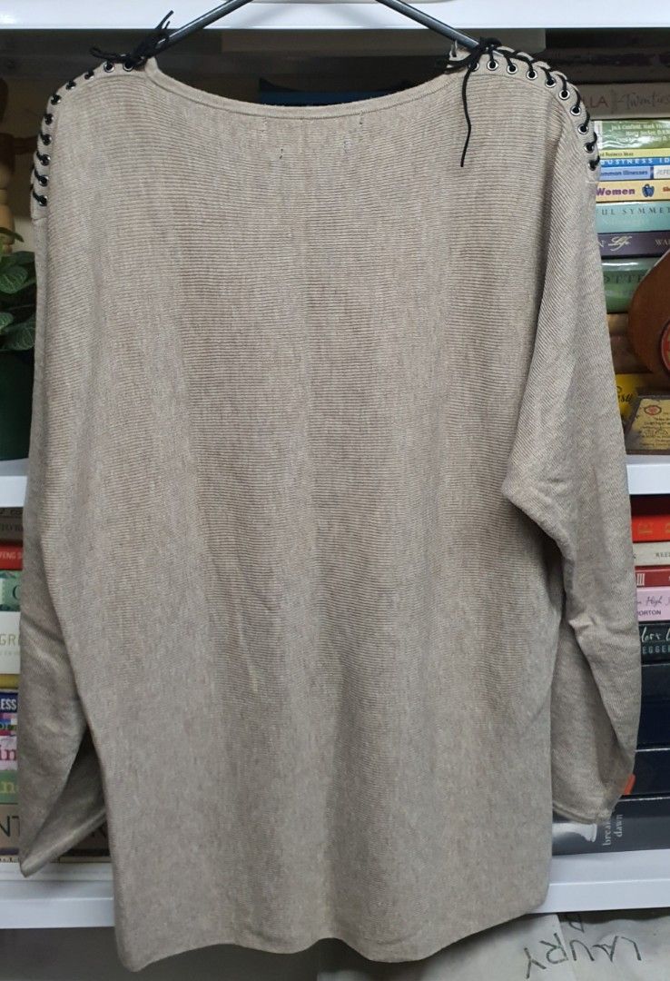 Mango Basics Sweater with Shoulder Detail (Category: Longsleeves) located in Manila. Submitted by apoltree (Listing ID 1401957225, Image 2). Description: Mango Basics sweater in a neutral beige color. Features unique shoulder detailing. The sweater has long sleeves and a round neckline. Size is S. Made in China..