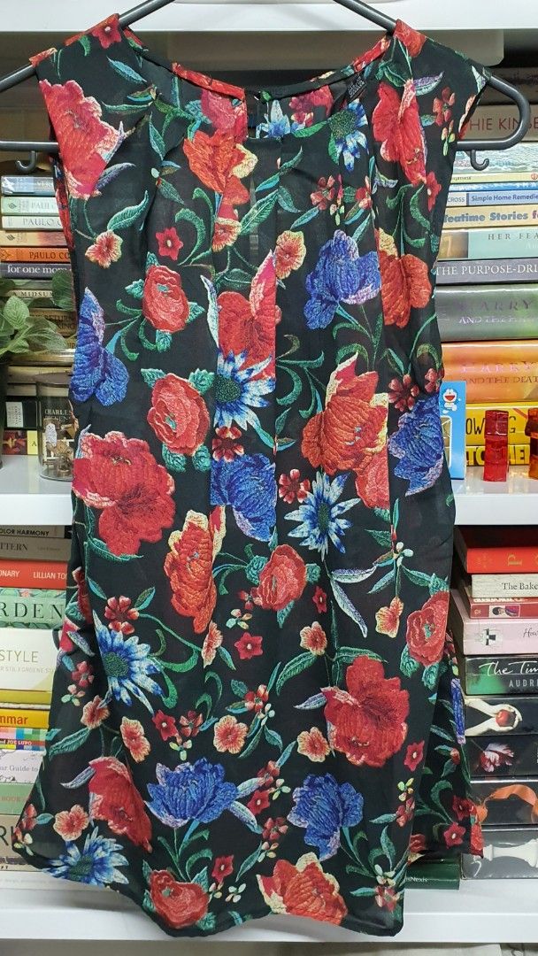 Mango Floral Sleeveless (Category: Sleeveless) located in Manila. Submitted by apoltree (Listing ID 1401961956, Image 1). Description: - Mango floral sleeveless - Size: S - Sleeveless design - Made in Morocco - Features a vibrant floral print on a black background - Suitable for casual and special occasions.