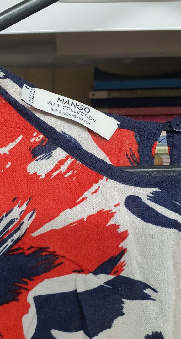 Mango Floral Sleeveless Top (Category: Sleeveless) located in Manila. Submitted by apoltree (Listing ID 1401961255, Image 3). Description: - Mango sleeveless top - Floral print: red, white, and navy - Round neckline - Keyhole back detail - Relaxed fit - Lightweight fabric - Perfect for casual or summer events.