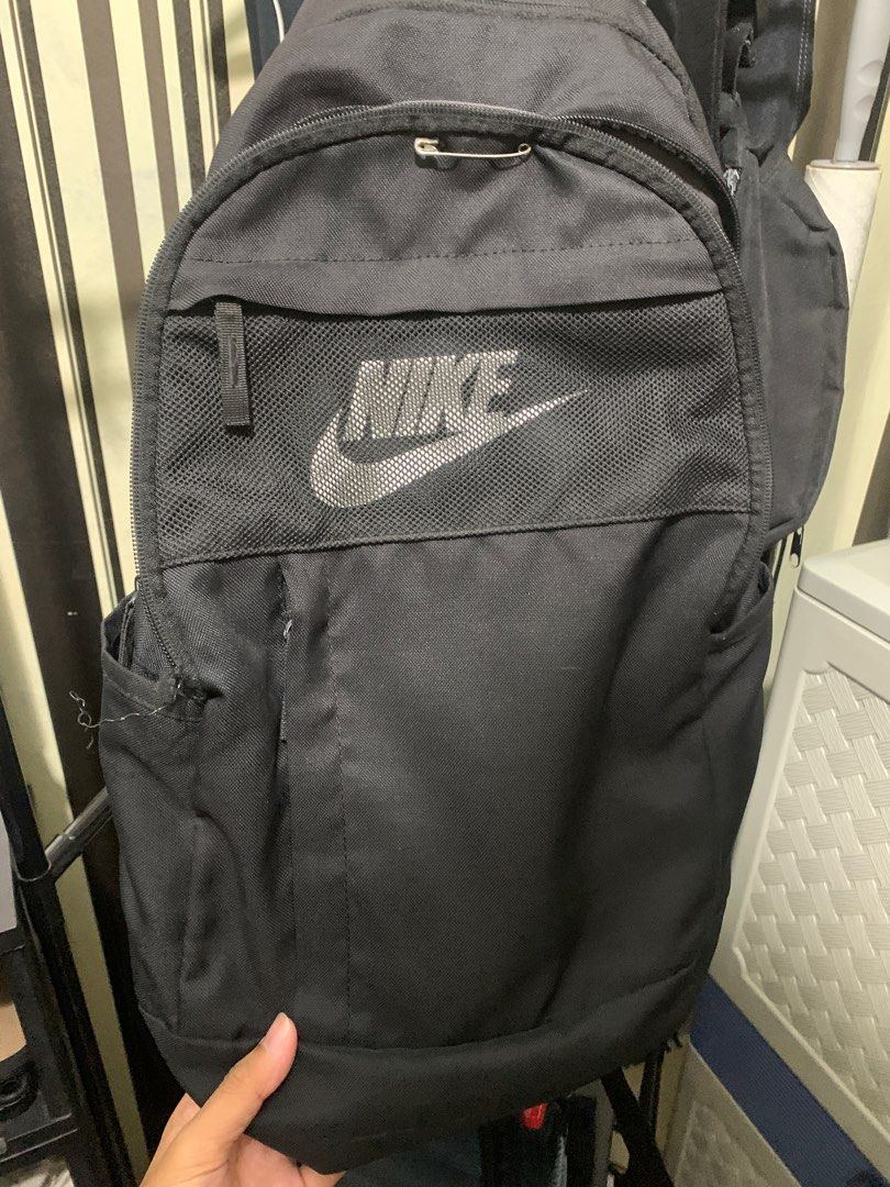 Nike Elemental Backpack Black (Category: Backpacks) located in Pasay City. Submitted by Oboyyy (Listing ID 1401982990, Image 1). Description: Nike Elemental Backpack Black Issue sira lang yung pangalawang zipper ng bag 500 pesos only.