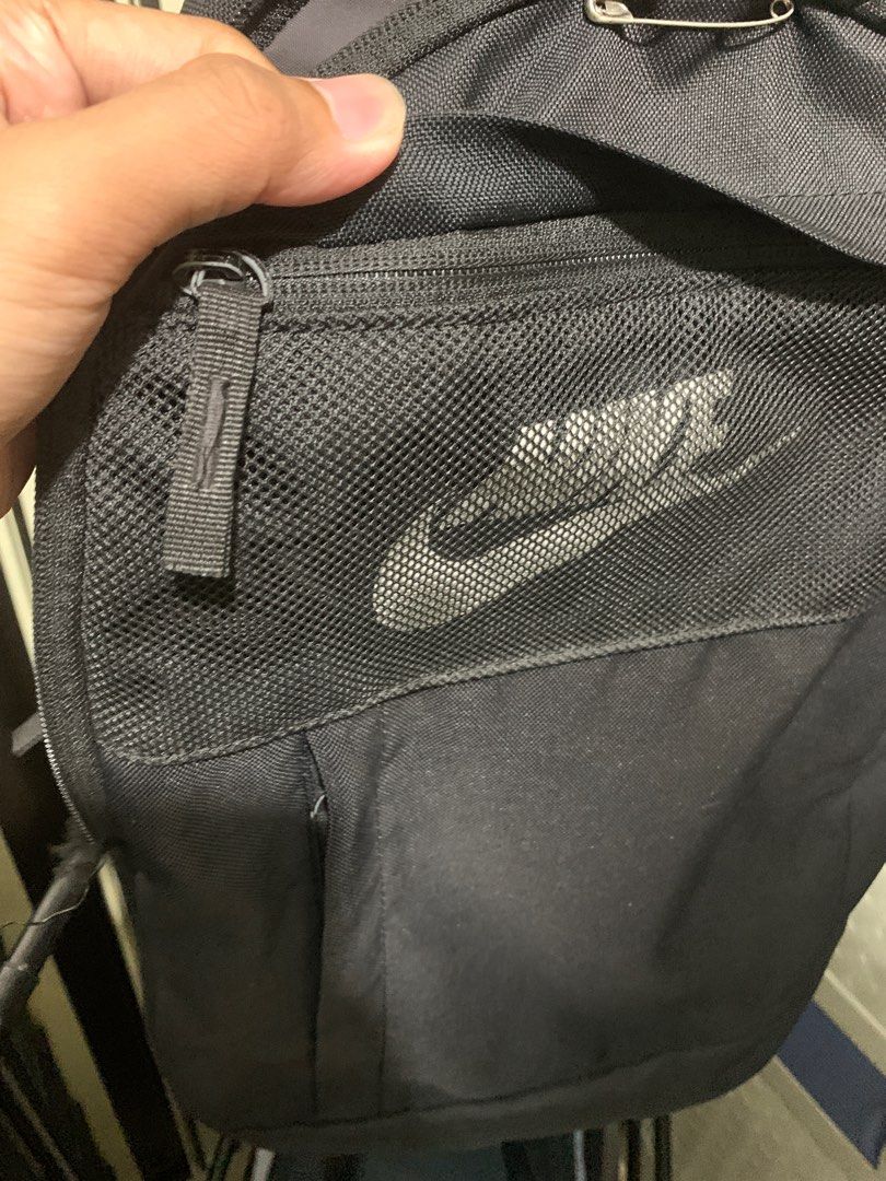 Nike Elemental Backpack Black (Category: Backpacks) located in Pasay City. Submitted by Oboyyy (Listing ID 1401982990, Image 3). Description: Nike Elemental Backpack Black Issue sira lang yung pangalawang zipper ng bag 500 pesos only.