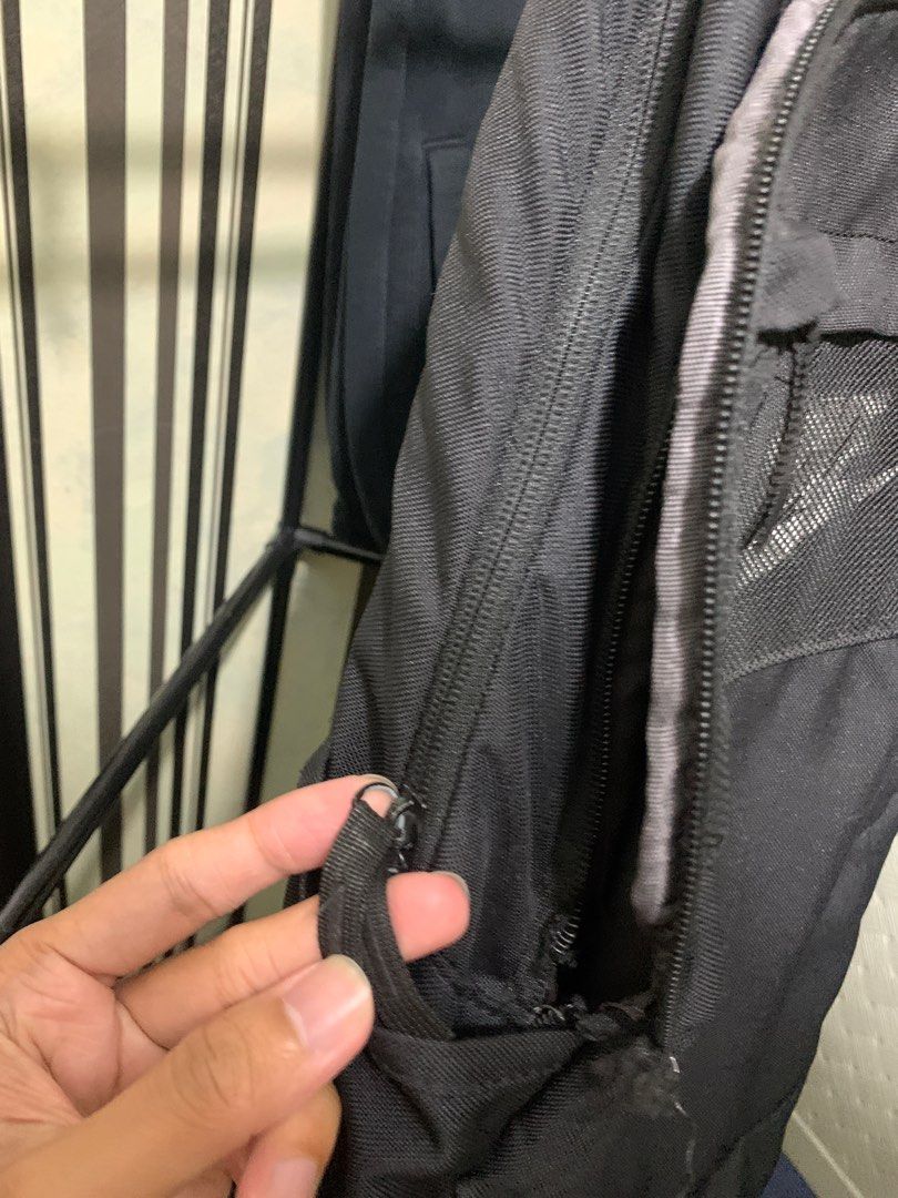 Nike Elemental Backpack Black (Category: Backpacks) located in Pasay City. Submitted by Oboyyy (Listing ID 1401982990, Image 2). Description: Nike Elemental Backpack Black Issue sira lang yung pangalawang zipper ng bag 500 pesos only.