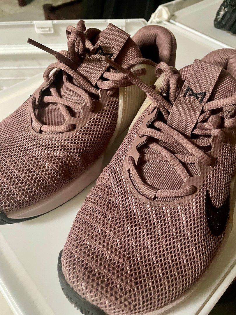 Nike Metcon 9 -J&tFREE SHIPPING (Category: Sneakers) located in Paranaque City. Submitted by _rnmj (Listing ID 1401990242, Image 2). Description: Preloved Original W/o box po Last price na 2700 dating 3k RFS : Ndi nagagamit Super di nagamit as in isang beses ko lang ata pinang duty to, sulit to bhie sinasabi ko talaga sayo mhal ang brandnew neto. Lalamove po delivery pref within paranaque sf c/o buyer or Free shipping po J&t within MM, Rizal and 