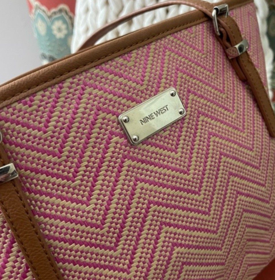 Nine West Pink Chevron Tote Bag (Category: Tote Bags) located in Quezon City. Submitted by jal_c (Listing ID 1402095754, Image 2). Description: light used very good like new condition nine west beach bag sf/df c/o buyer.