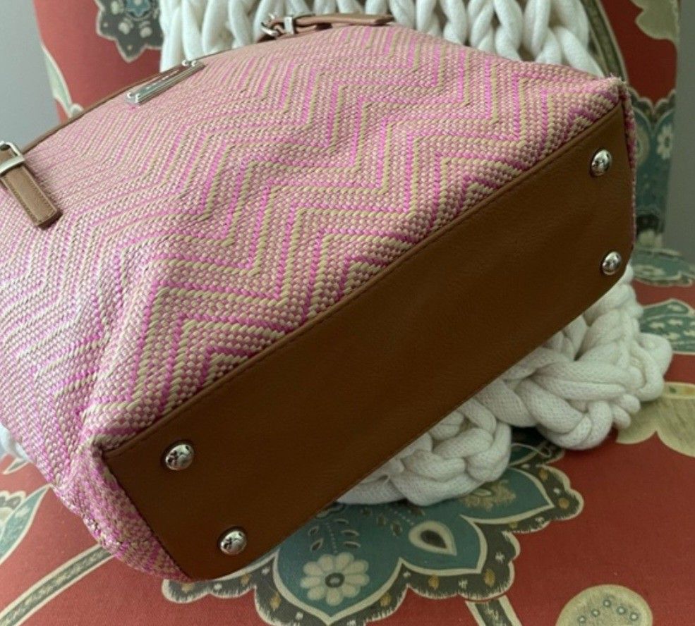 Nine West Pink Chevron Tote Bag (Category: Tote Bags) located in Quezon City. Submitted by jal_c (Listing ID 1402095754, Image 3). Description: light used very good like new condition nine west beach bag sf/df c/o buyer.