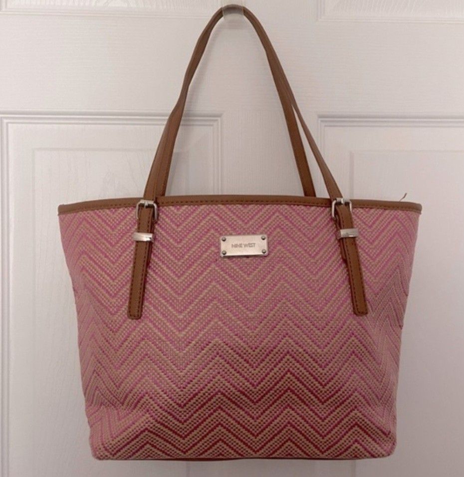 Nine West Pink Chevron Tote Bag (Category: Tote Bags) located in Quezon City. Submitted by jal_c (Listing ID 1402095754, Image 1). Description: light used very good like new condition nine west beach bag sf/df c/o buyer.