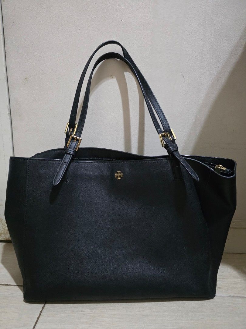 Preloved Tory Burch Black Tote Bag (Category: Luxury Bags & Wallets) located in Paranaque City. Submitted by jillzv (Listing ID 1402019834, Image 2). Description: Preloved Tory Burch York Buckle- Saffiano Leather Black Multicompartment and zip pockets Used, fair condition Authentic. Gifted from USA. Issue: Texture at side Price negotiable RFS: Decluttering Shipping care of buyer.