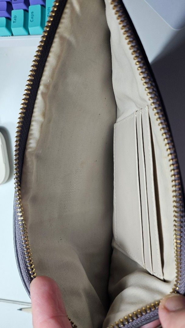 Radley London Clutch (preloved) (Category: Clutches) located in Quezon City. Submitted by jaggerlexy (Listing ID 1402053357, Image 3). Description: for sale preloved Radley selling for a cheap price .