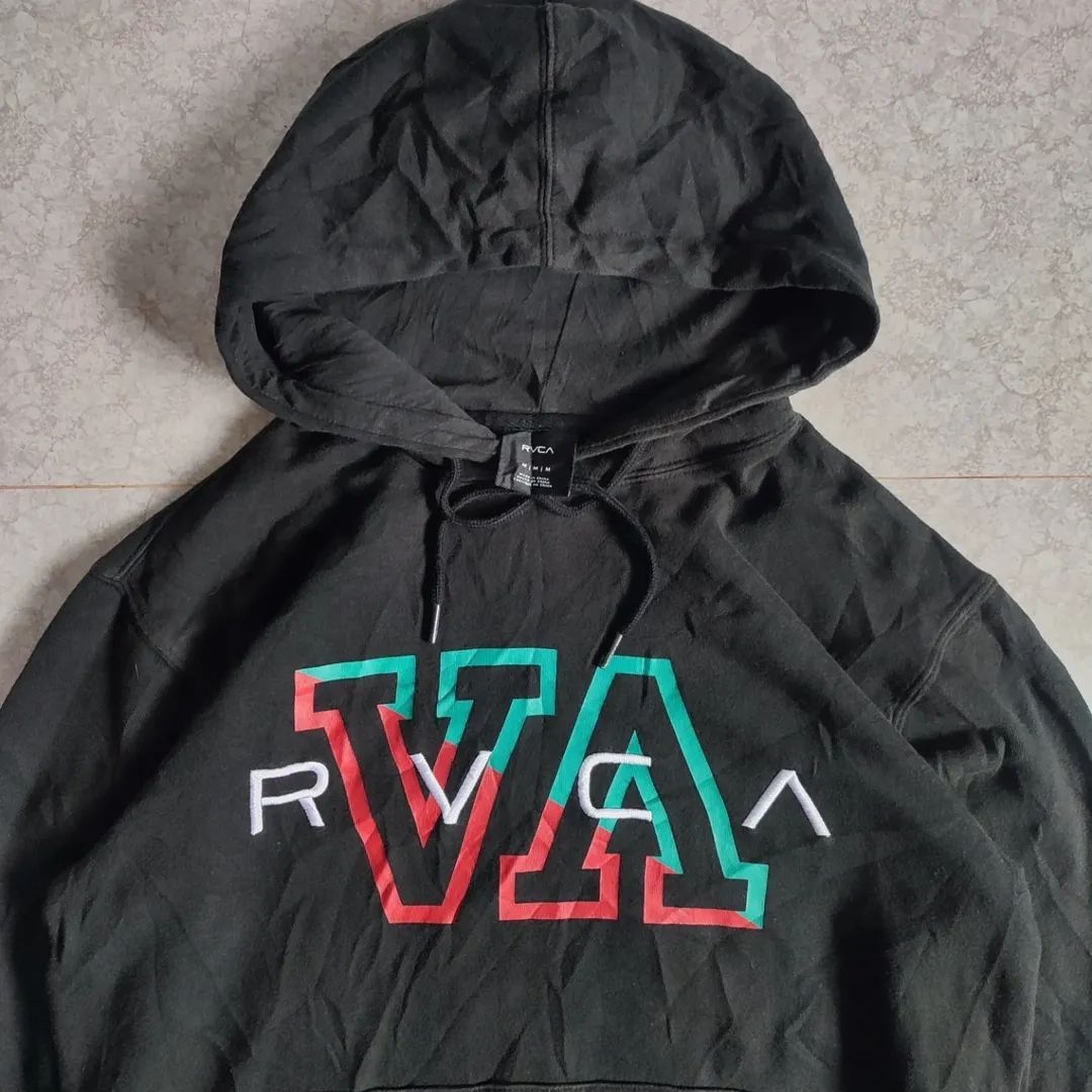 RVCA Hoodie📌 (Category: Hoodies) located in Vallehermoso. Submitted by brixxsanity (Listing ID 1402049766, Image 2). Description: RVCA Hoodie📌 Medium 20 width - 27 length excellent no flaws DM📩.
