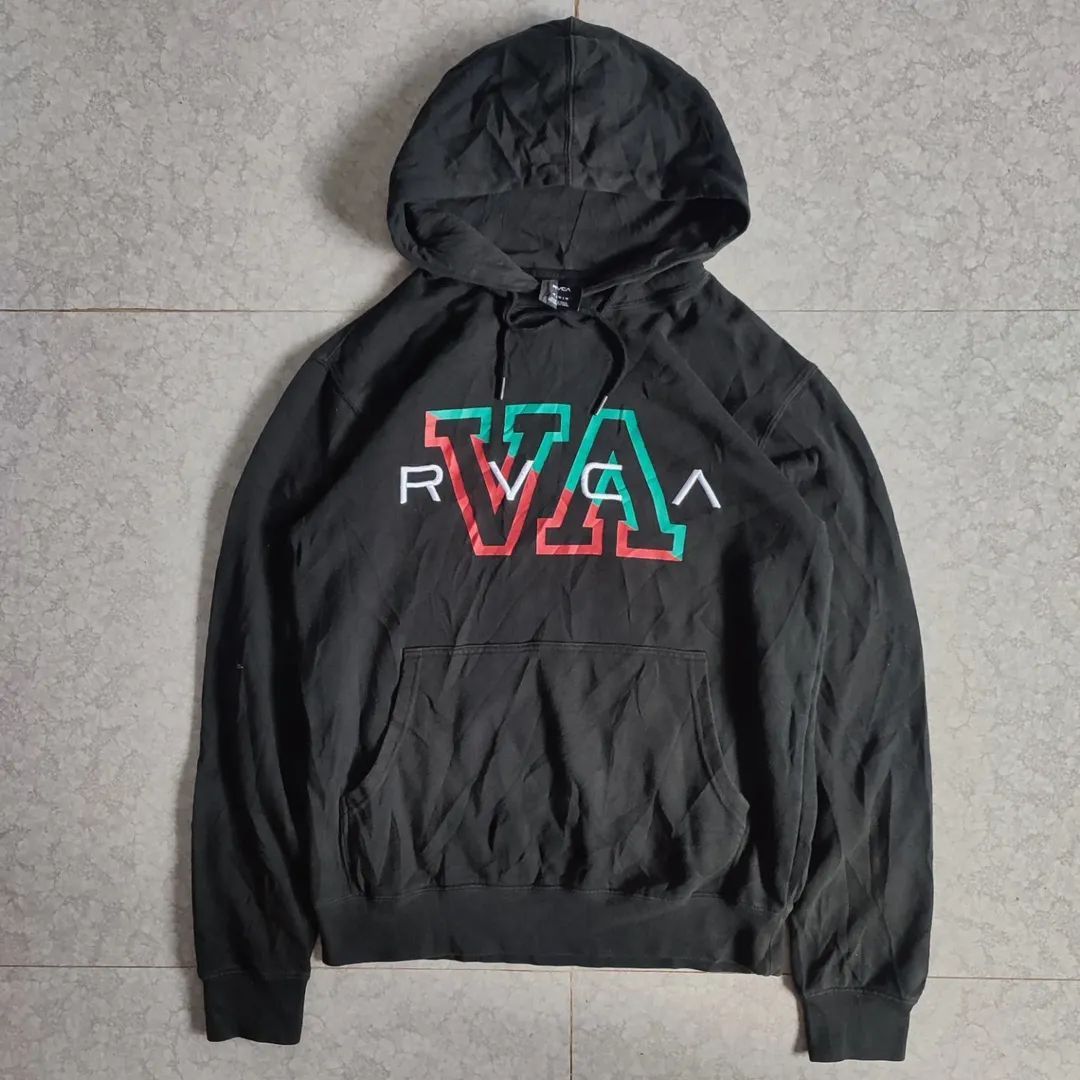 RVCA Hoodie📌 (Category: Hoodies) located in Vallehermoso. Submitted by brixxsanity (Listing ID 1402049766, Image 1). Description: RVCA Hoodie📌 Medium 20 width - 27 length excellent no flaws DM📩.
