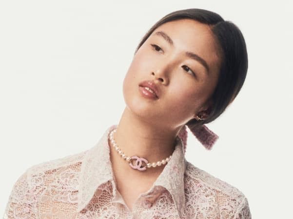 Sale Authentic Chanel Choker (Category: Luxury Accessories) located in Paranaque City. Submitted by par18 (Listing ID 1402061351, Image 3). Description: SPRING- SUMMER 2025 pre Collection Metal, Glass Pearls & Resin Gold,Pearly White & Pink Chanel Choker Features classic pearl design Includes iconic pink Chanel logo - A timeless and elegant accessory.