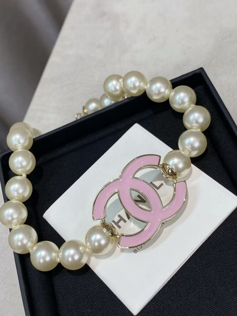 Sale Authentic Chanel Choker (Category: Luxury Accessories) located in Paranaque City. Submitted by par18 (Listing ID 1402061351, Image 2). Description: SPRING- SUMMER 2025 pre Collection Metal, Glass Pearls & Resin Gold,Pearly White & Pink Chanel Choker Features classic pearl design Includes iconic pink Chanel logo - A timeless and elegant accessory.