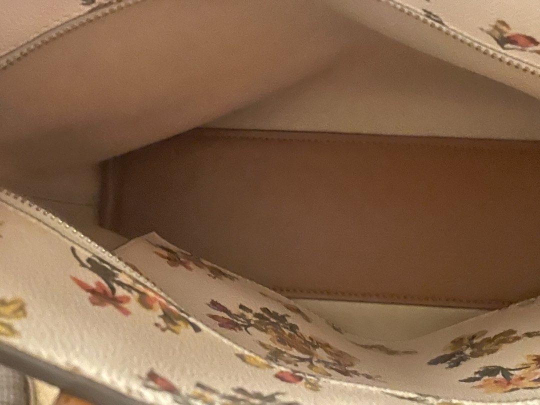 Tory Burch Kerrington Tote Bag (Category: Luxury Bags & Wallets) located in Pasay City. Submitted by fromyaning (Listing ID 1402019572, Image 3). Description: - still in very good condition! no flaws; just signs of use - mop: gcash / bdo - mod: j&t / lalamove.