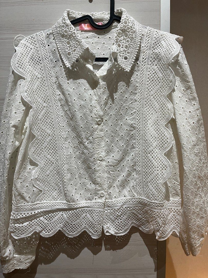 White embroidered top (Category: Blouses) located in Shah Alam. Submitted by sfmz1 (Listing ID 1402074725, Image 1). Description: New, letting go because i wanted to buy them in another color. .
