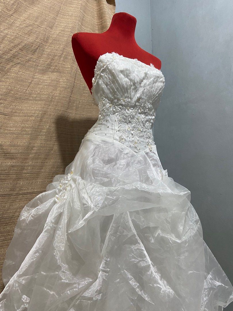 WHITE VINTAGE / BRIDAL GOWN (Category: Evening dresses & gowns) located in Manila. Submitted by charleneka32549 (Listing ID 1402043604, Image 2). Description: S to m.