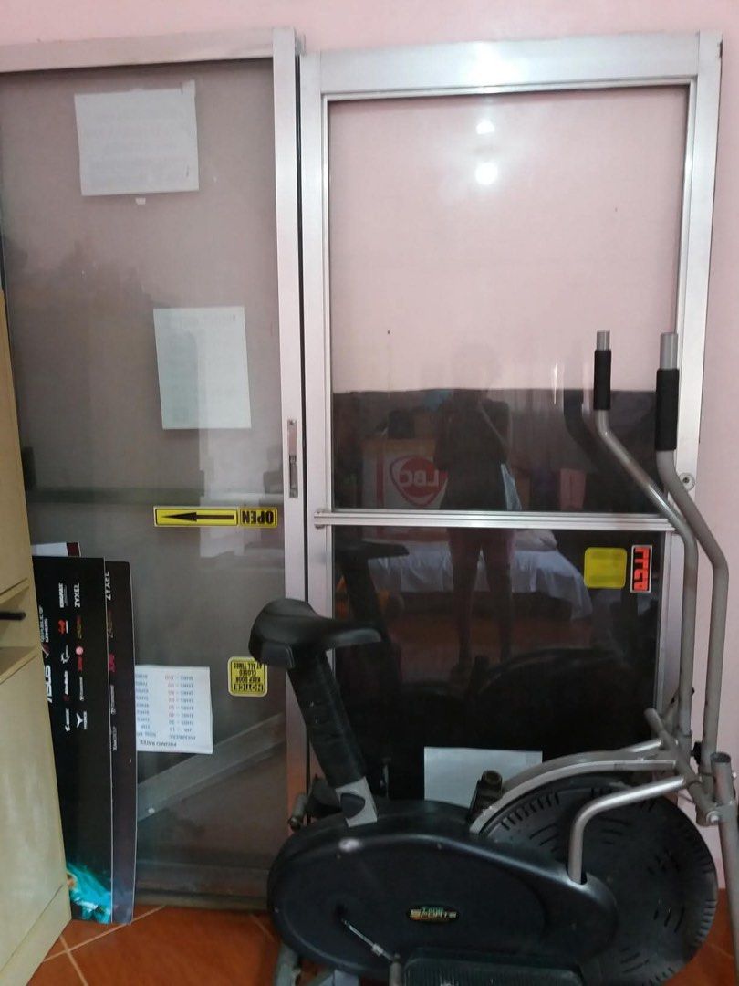 Aluminum Glass Door (Category: Locks, Doors & Gates) located in Caloocan City. Submitted by trademarkalleyph (Listing ID 1407000343, Image 2). Description: Glass door from closed computer shop Issue: missing keys, replace lock nalang Pickup or lalamove only.