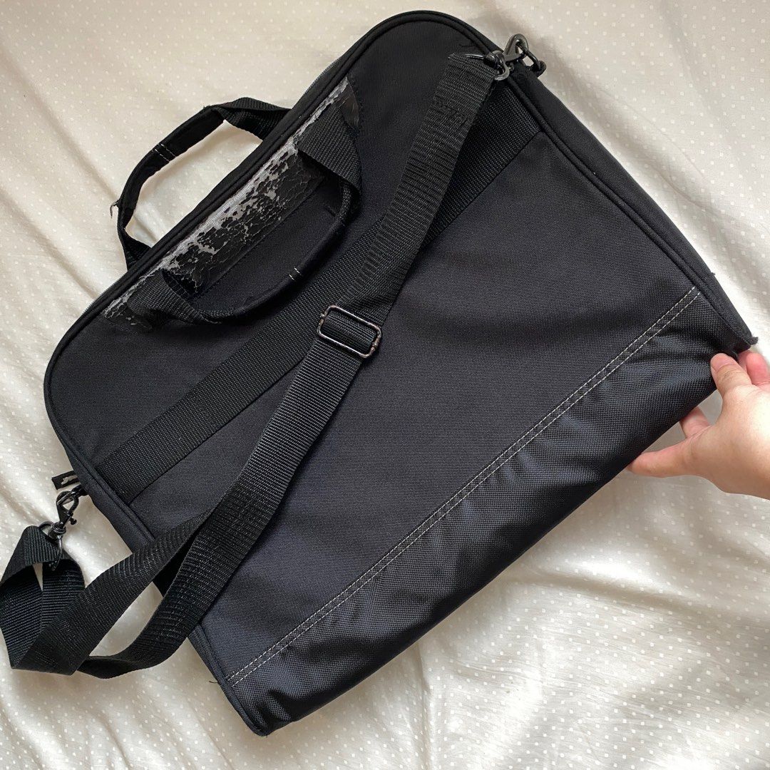 ASUS Laptop Bag with Shoulder Strap (Category: Laptop Bags & Sleeves) located in Muntinlupa City. Submitted by fika_thriftshop (Listing ID 1407114191, Image 2). Description: -Flaws: cracking and falling down of black synthetic leather layer on the bottom of the handles. If you remove those, you will be left with a gray fabric layer only which is still intact as seen in the photos. -The insides are intact and well-maintained. No staining whatsoeve