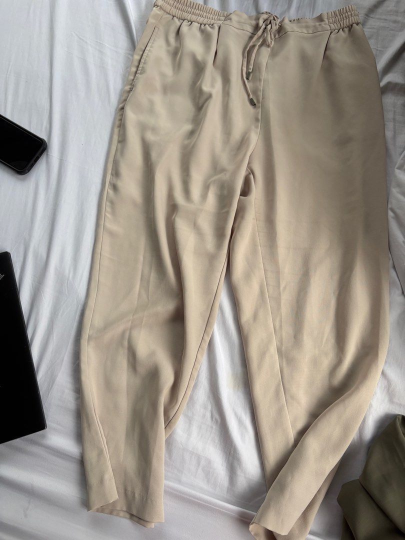 Beige Drawstring Pants ZARA (Category: Other Bottoms) located in Quezon City. Submitted by authentic_c (Listing ID 1407016409, Image 1). Description: - Beige drawstring pants - Relaxed fit - Features pockets - Slightly tapered leg - Made from lightweight fabric - Ideal for casual wear - Neutral color for easy pairing.