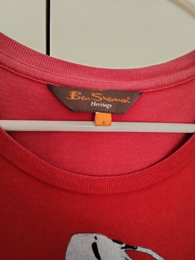 Ben Sherman Heritage Graphic Tee size S (Category: Tshirts & Polo Shirts ) located in Quezon City. Submitted by maniladeclutter (Listing ID 1407144890, Image 3). Description: - Ben Sherman Heritage graphic tee ORIGINAL - Features a "Beans" can design - Size: Small - Crew neck and short sleeves - Lightweight material - Suitable for casual wear - Ben Sherman Heritage logo on neck label.