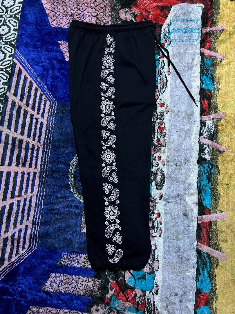 Black Paisley Print sweetpants (Category: Other Bottoms) located in Balamban. Submitted by jersey033 (Listing ID 1407070465, Image 2). Description: .