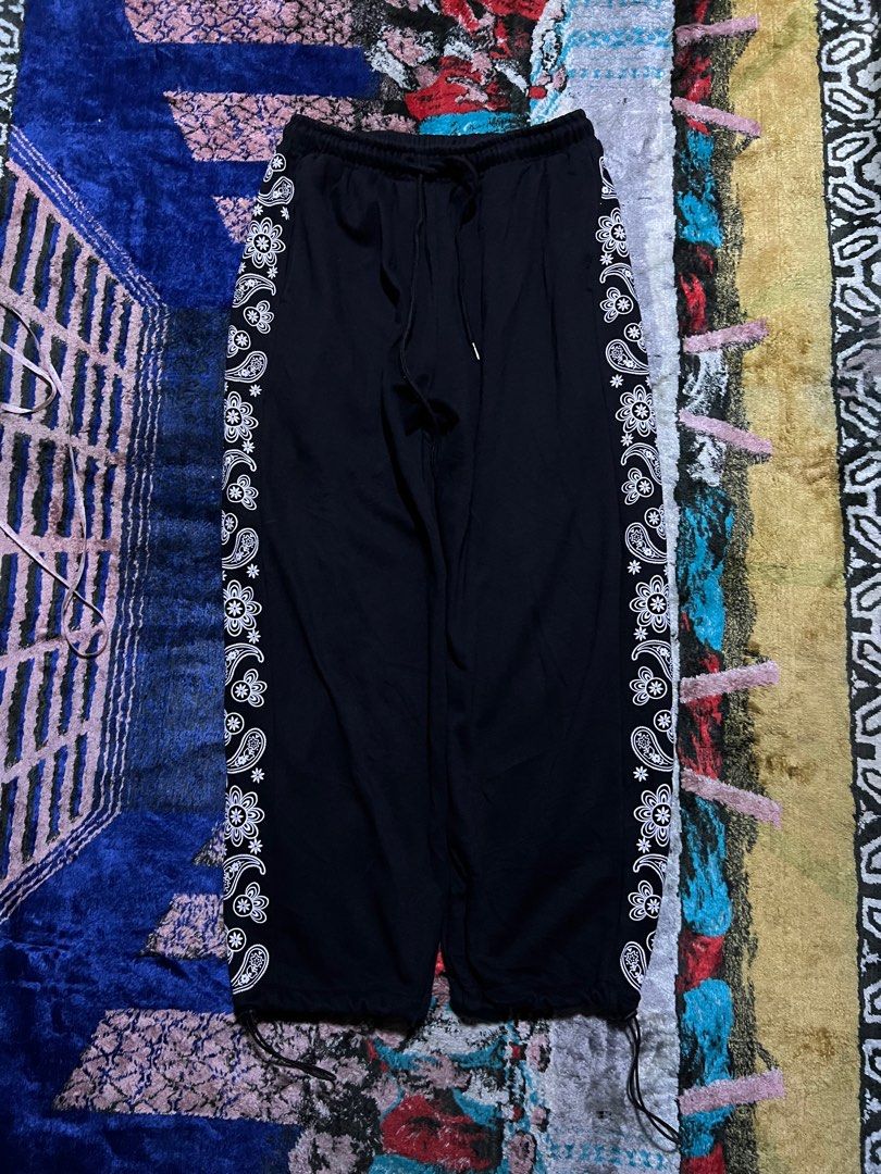 Black Paisley Print sweetpants (Category: Other Bottoms) located in Balamban. Submitted by jersey033 (Listing ID 1407070465, Image 1). Description: .