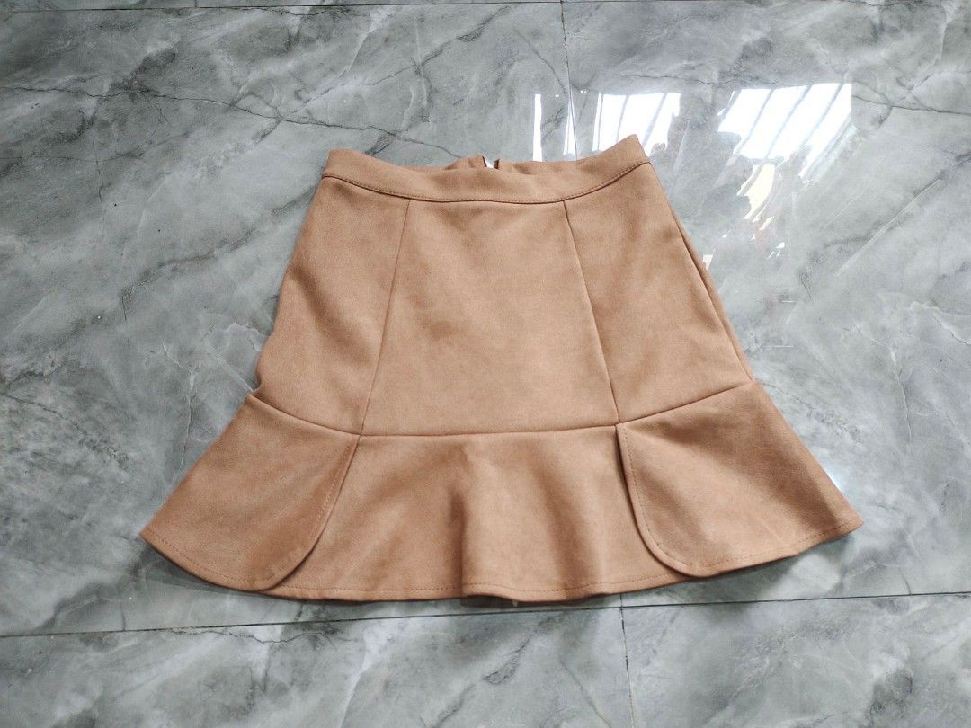 Brown Suede with Inner Cover up Skirt (Category: Skirts) located in Manila. Submitted by fleurin (Listing ID 1407005756, Image 1). Description: - PAY FIRST via gcash - Location: Rizal - No cancellations - Courier: jnt - Non refundable - Brown mini skirt - Flared hem design - s to m - Back zipper closure - Suede-like material - Includes inner lining.