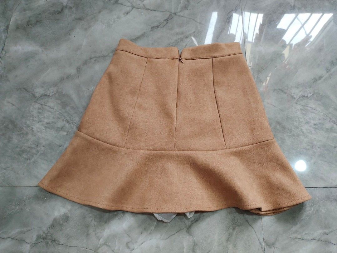 Brown Suede with Inner Cover up Skirt (Category: Skirts) located in Manila. Submitted by fleurin (Listing ID 1407005756, Image 3). Description: - PAY FIRST via gcash - Location: Rizal - No cancellations - Courier: jnt - Non refundable - Brown mini skirt - Flared hem design - s to m - Back zipper closure - Suede-like material - Includes inner lining.