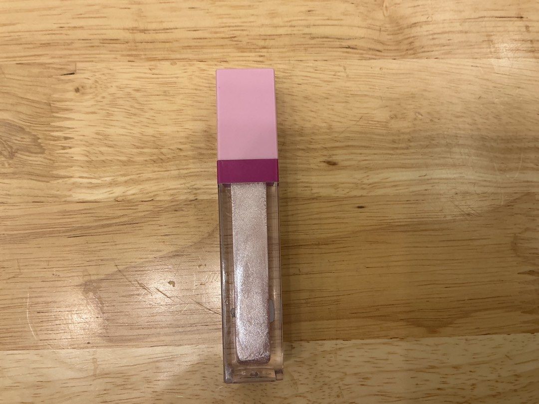 Careline Shimmery Splash Liquid Highlighter (Category: Makeup) located in Pasig City. Submitted by luviteehee (Listing ID 1407124915, Image 2). Description: Nice pa pero once or twice lang nagamit to try and swatch. Swatch on 3rd photo Rfs: not a fan of liquid highlighter.
